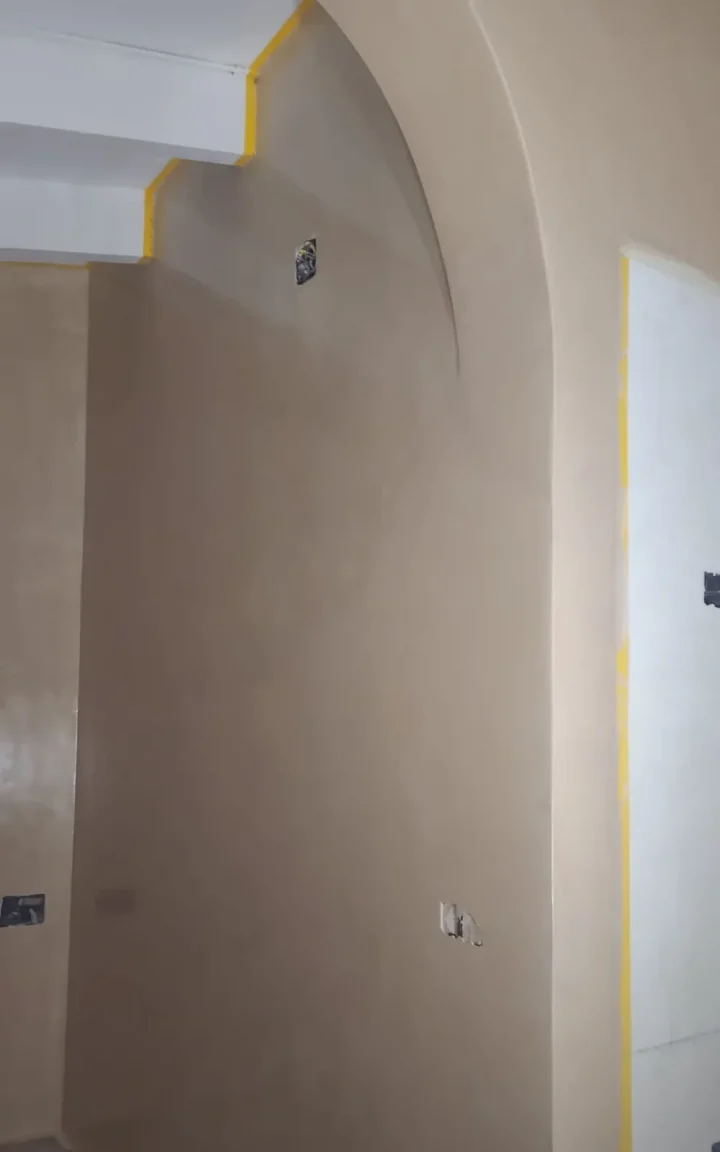 Microcemento en tono arena en arco y bóveda de una casa menorquina, antes de retirar la cinta de protección